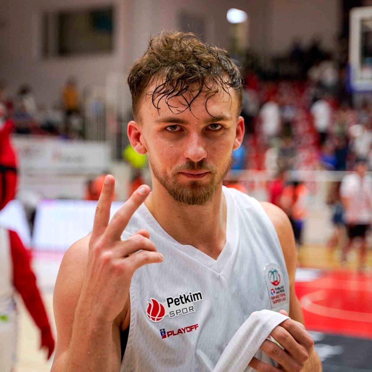 Aliağa Petkimspor\'un Letonyalı oyuncusu Kristers Zoriks üçlük atışlarında en iyi performansı sergiliyor
