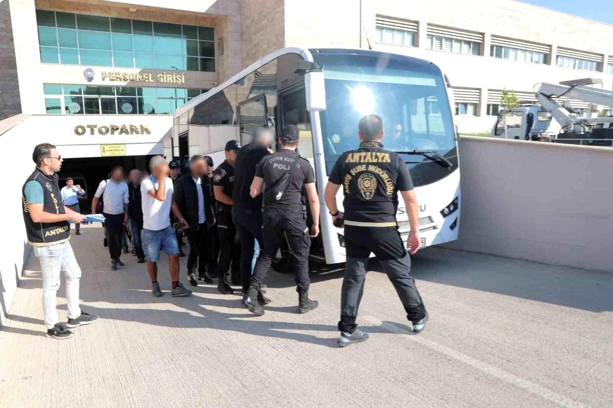 Antalya\'da 60 şüpheli suçlu yakalandı