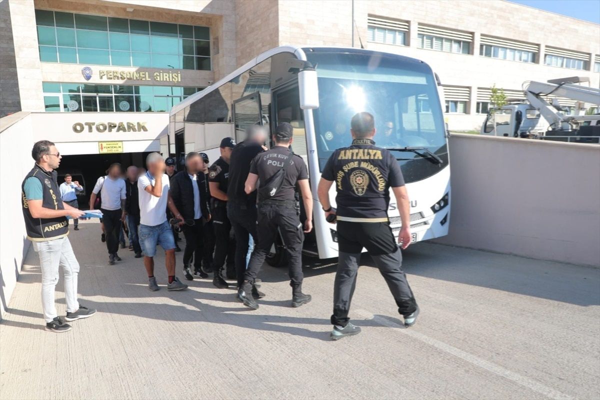 Antalya\'da 60 şüpheli suçludan gözaltına alındı
