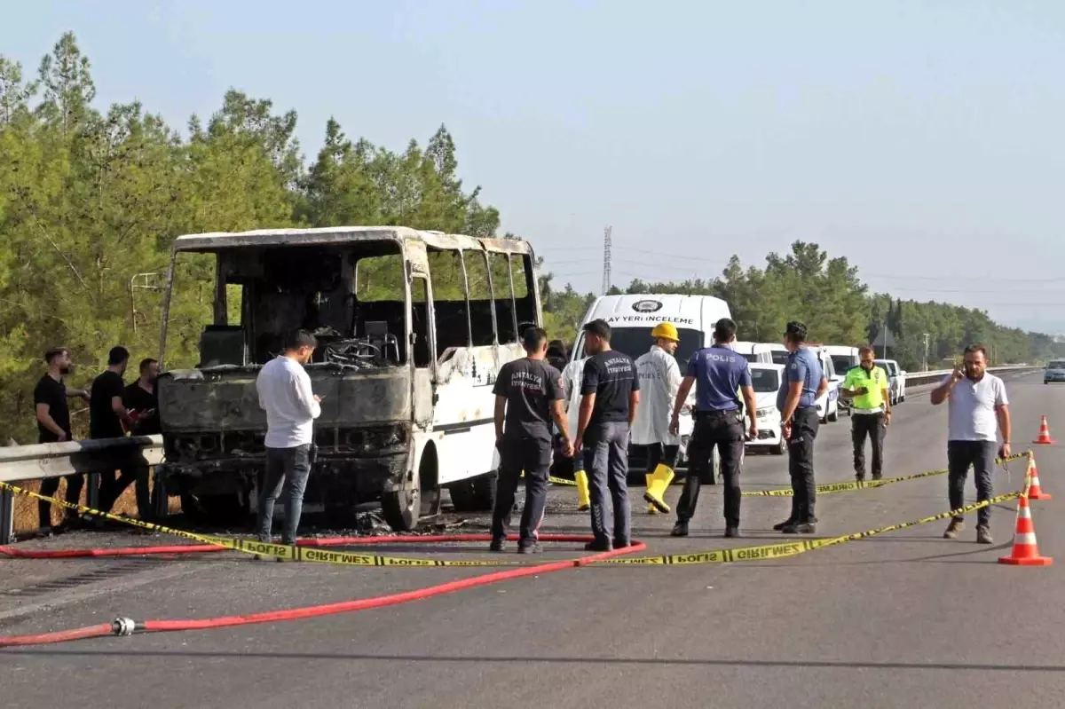 Antalya\'da Karavana Çevrilen Midibüs Alev Alev Yandı, Bir Kişi Hayatını Kaybetti