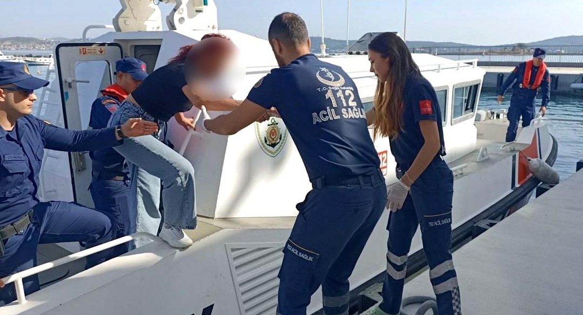Ayvalık\'ta Dalış Teknesinde Rahatsızlanan Yolcu Sahil Güvenlik Tarafından Karaya Çıkarıldı