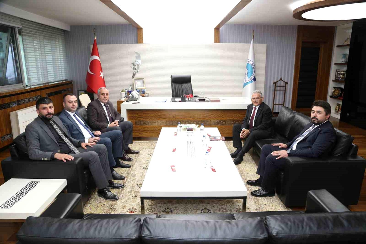 Kayseri Büyükşehir Belediye Başkanı Dr. Memduh Büyükkılıç, MHP Kayseri İl Başkanı Seyit Demirezen\'i Ağırladı