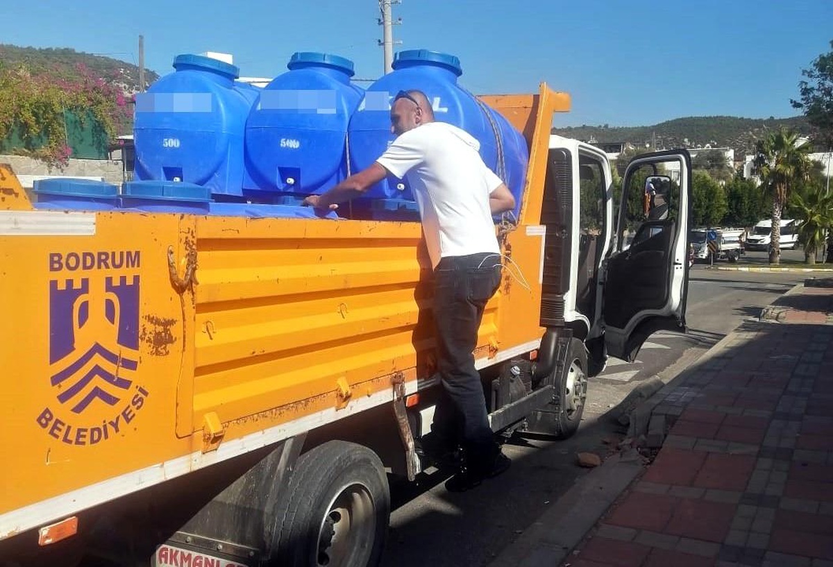 Muğla Bodrum\'da Su Sıkıntısı: İhtiyaç Sahiplerine Su Desteği ve Su Deposu Dağıtımı Başladı