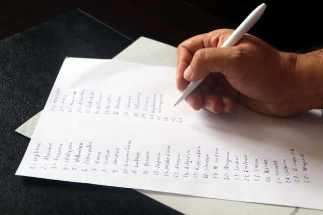 Çocukken okuduğu masal kitabından etkilenip, 44 dil öğrendi