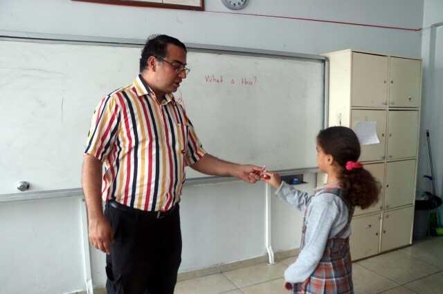 Çocukken okuduğu masal kitabından etkilenip, 44 dil öğrendi