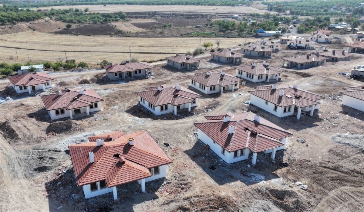 Depremden etkilenen Yeşilyurt\'ta 135 köy evinin kaba inşaatı tamamlandı