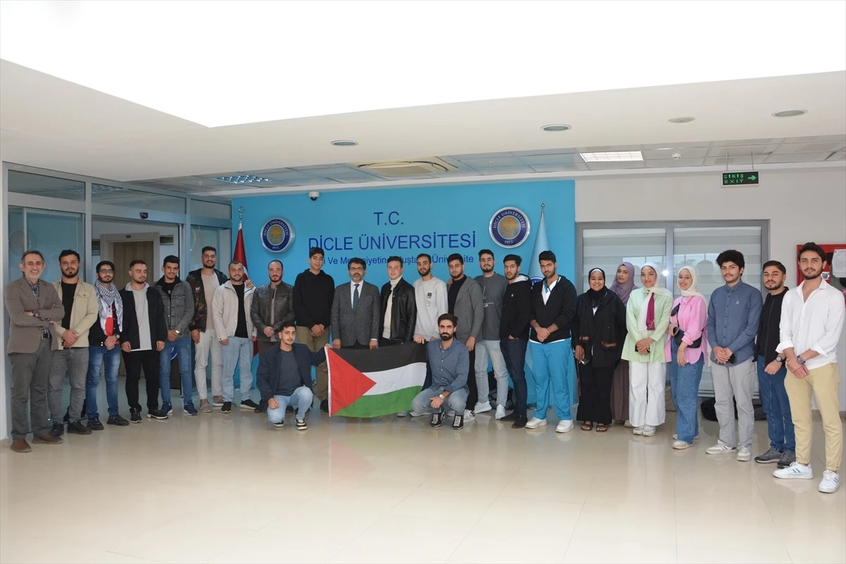 Dicle Üniversitesi Rektörü Filistinli öğrencileri ziyaret etti