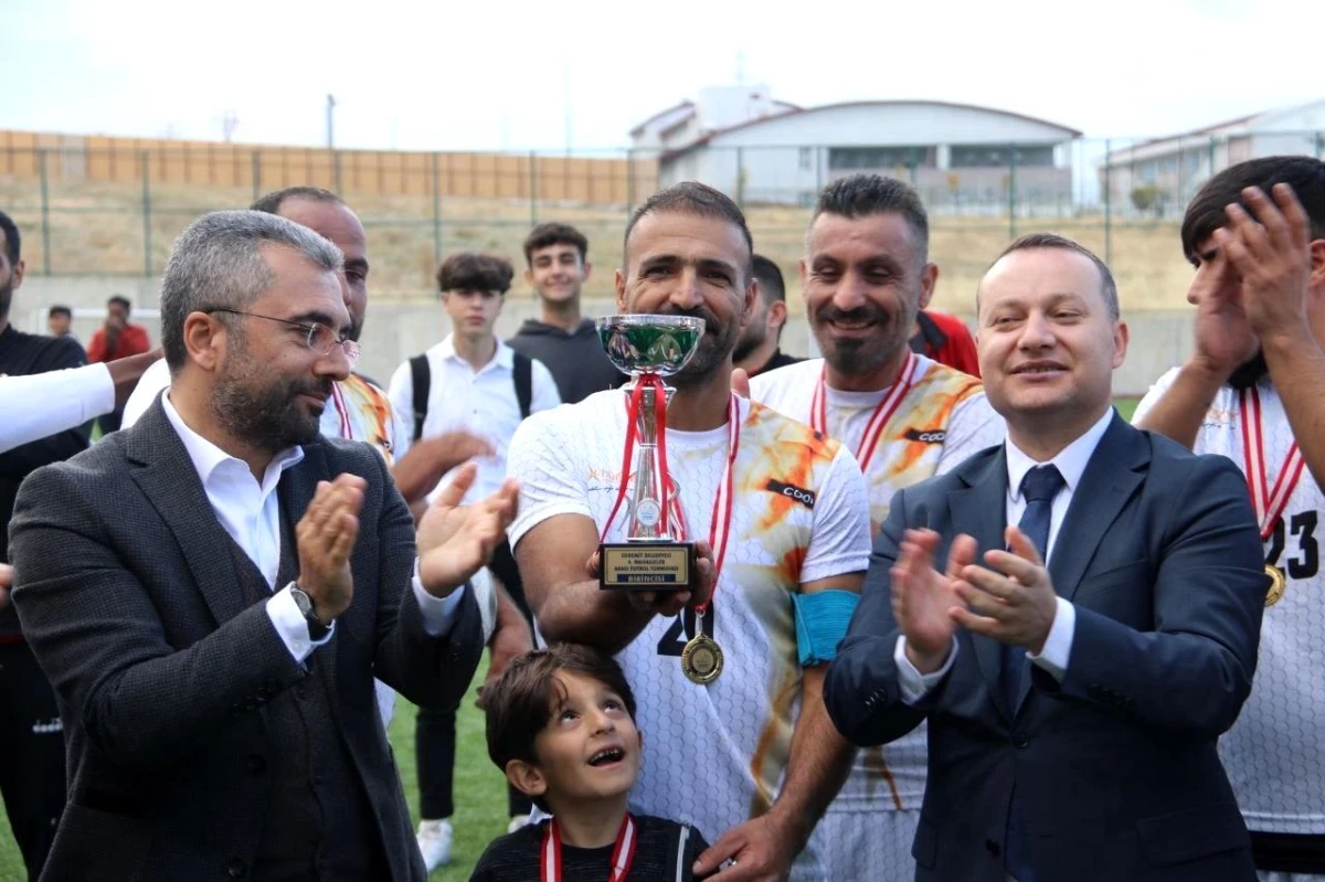 Van\'da düzenlenen futbol turnuvasında takımlar Filistin için pankart açtı