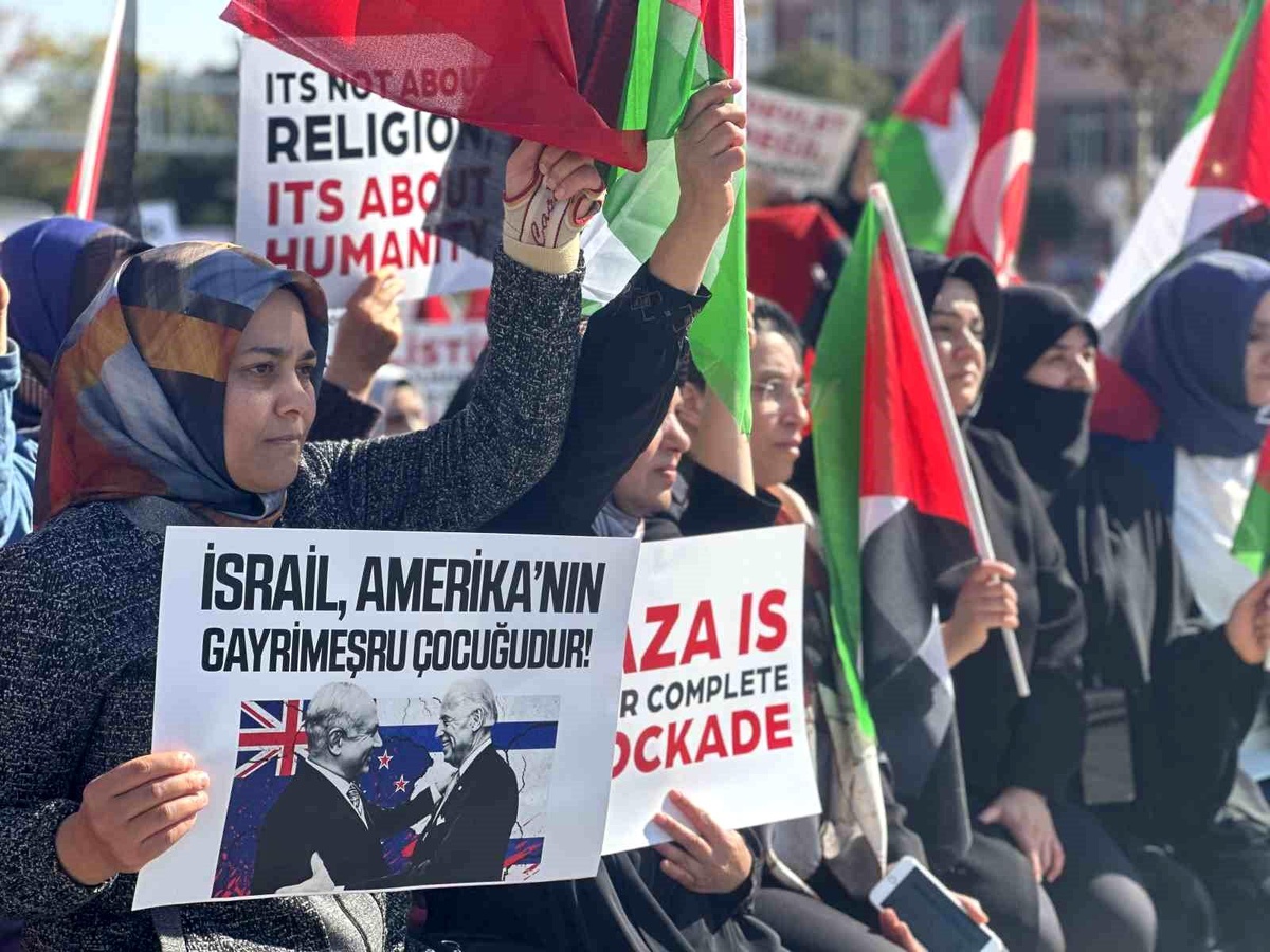 Elazığ\'da İsrail\'in Gazze\'ye yönelik saldırılarını protesto etmek için oturma eylemi yapıldı