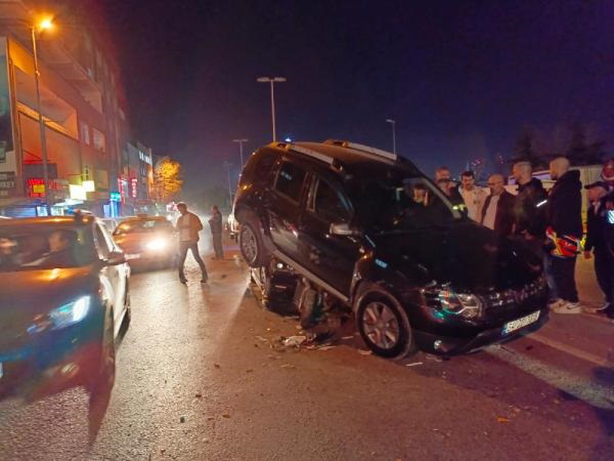 Esenyurt\'ta Otomobil, Motosiklet ve Cipe Çarptı: 1 Yaralı