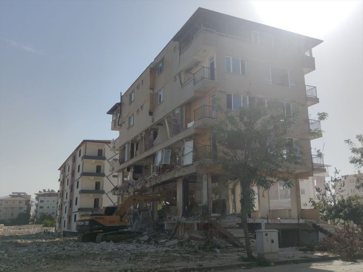 Hatay\'da depremden etkilenen 3 bina kontrollü olarak yıkıldı