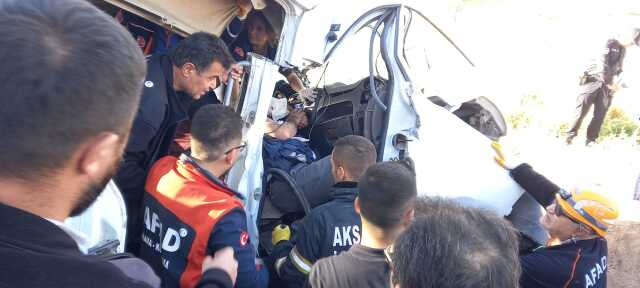 İşçi servisi ile kamyonet çarpıştı: 2 öldü, 15 yaralı