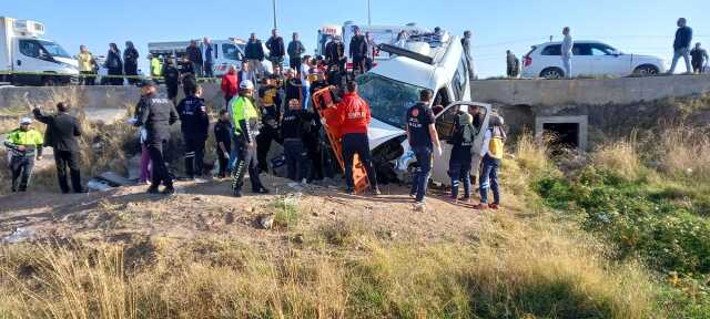 İşçi servisi ile kamyonet çarpıştı: 2 öldü, 15 yaralı