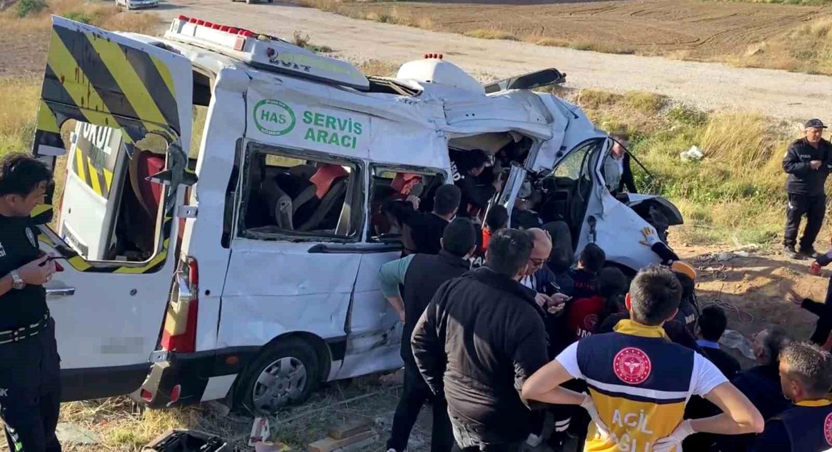 Aksaray\'da Kırmızı Işık İhlali Yapan Kamyonet ile Servis Minibüsü Çarpıştı: 2 Ölü, 19 Yaralı