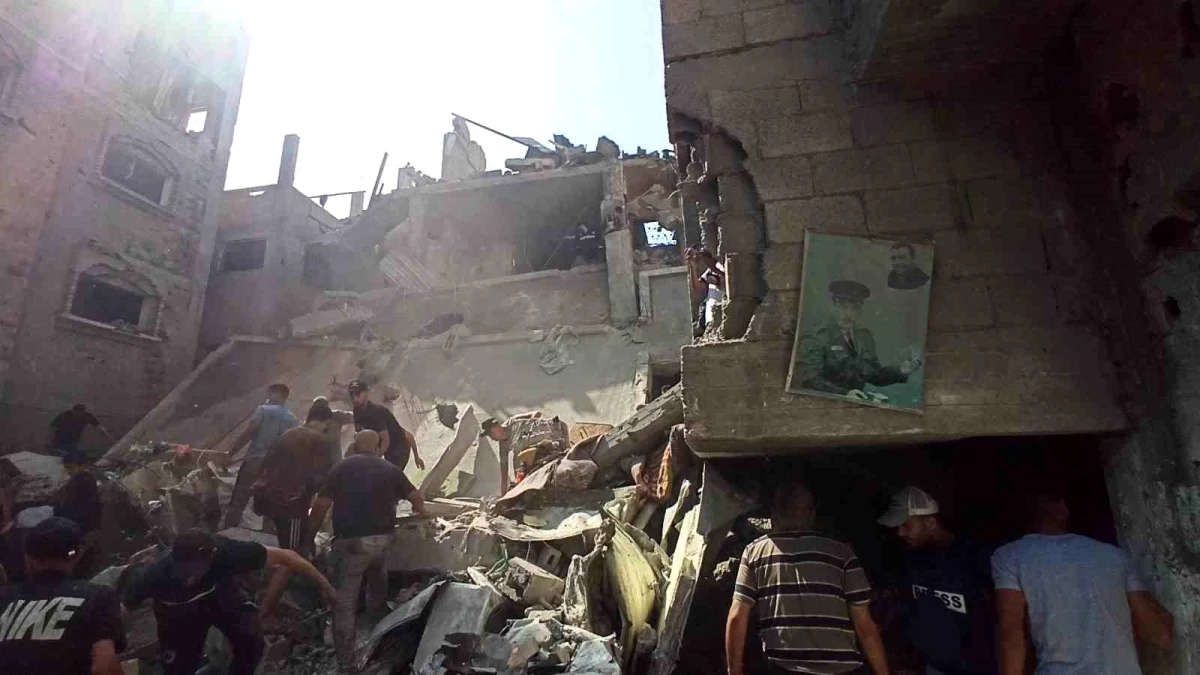 İsrail, Gazze Şeridi\'ne düzenlediği hava saldırılarında sivil yerleşim yerlerini vurmaya devam ediyor