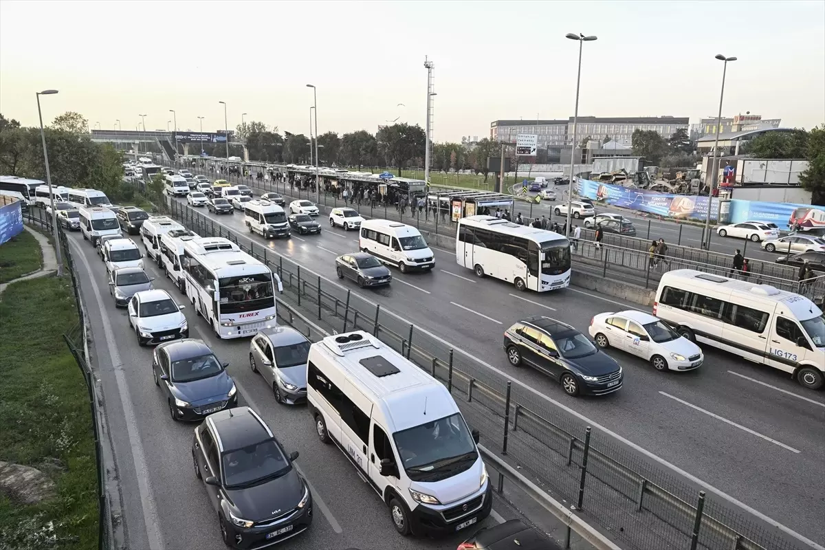 İstanbul\'un bazı bölgelerinde trafikte yoğunluk yaşanıyor