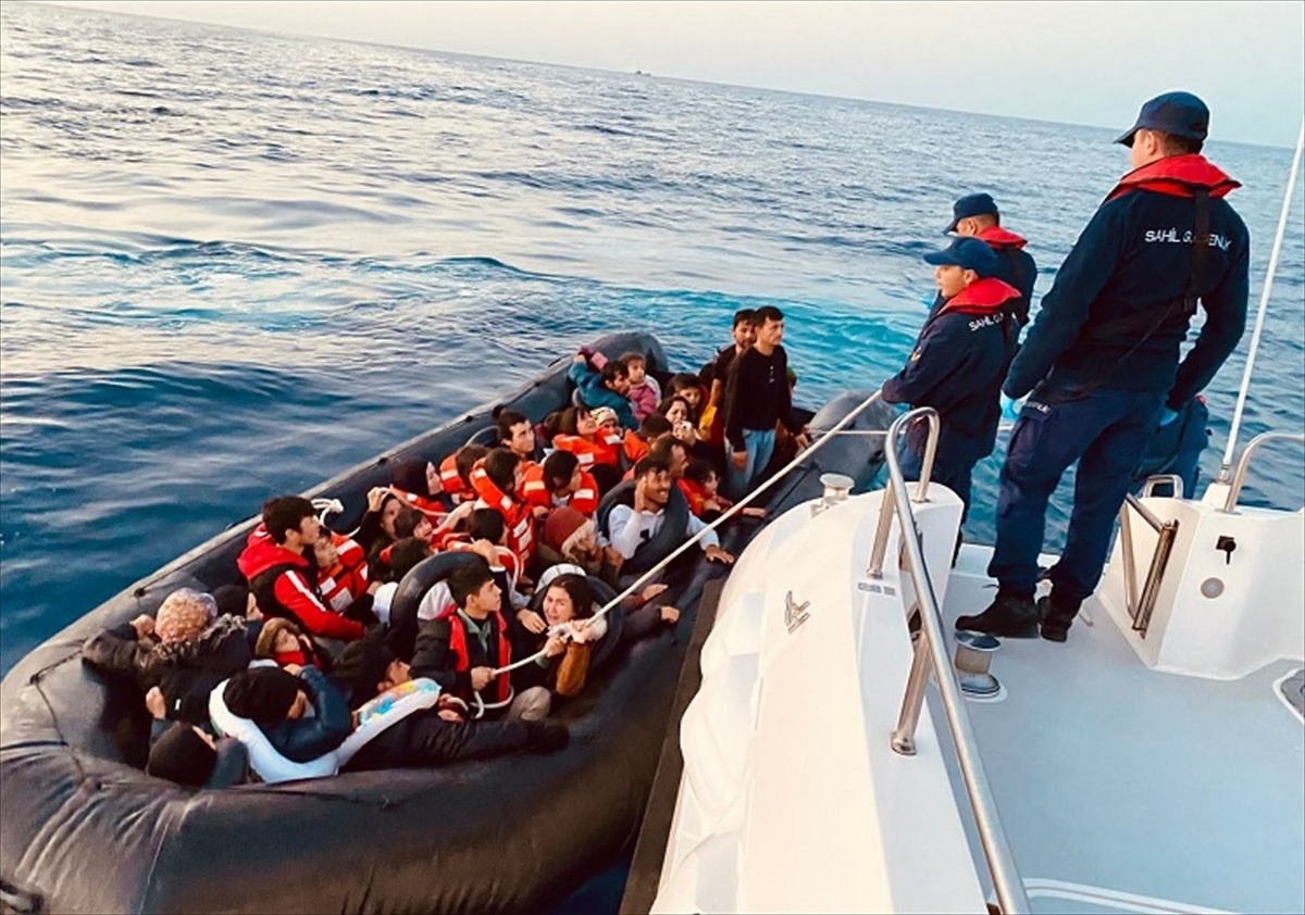 Yunanistan unsurlarınca Türk kara sularına itilen 113 düzensiz göçmen kurtarıldı