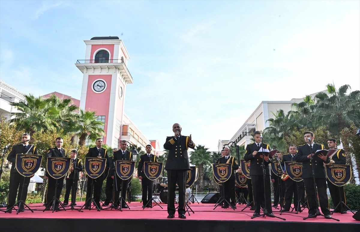 Güney Deniz Saha Komutanlığı Bandosu İzmir\'de konser verdi