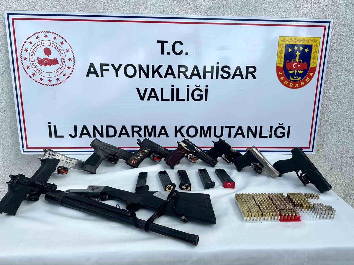 Afyonkarahisar\'da 12 şüpheli tabanca ile rahatsızlık verirken yakalandı