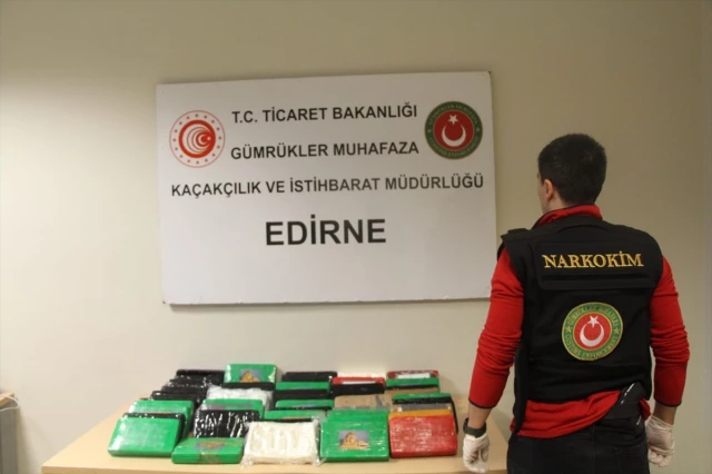 Kapıkule Sınır Kapısı'ndan Türkiye'ye giriş yapan diplomatik araçta 55 kilo kokain yakalandı