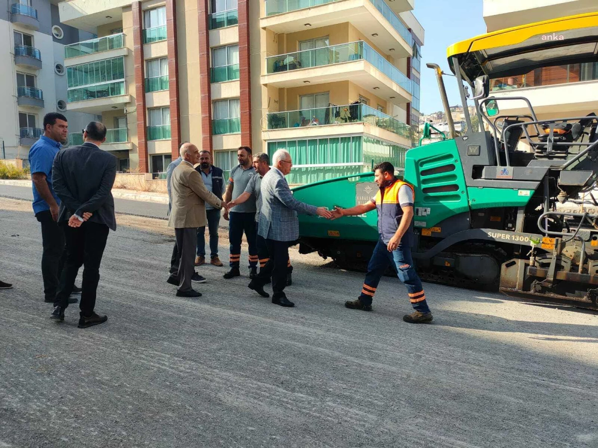 Karabağlar Belediyesi Fen İşleri Müdürlüğü, asfaltlama çalışmalarına devam ediyor