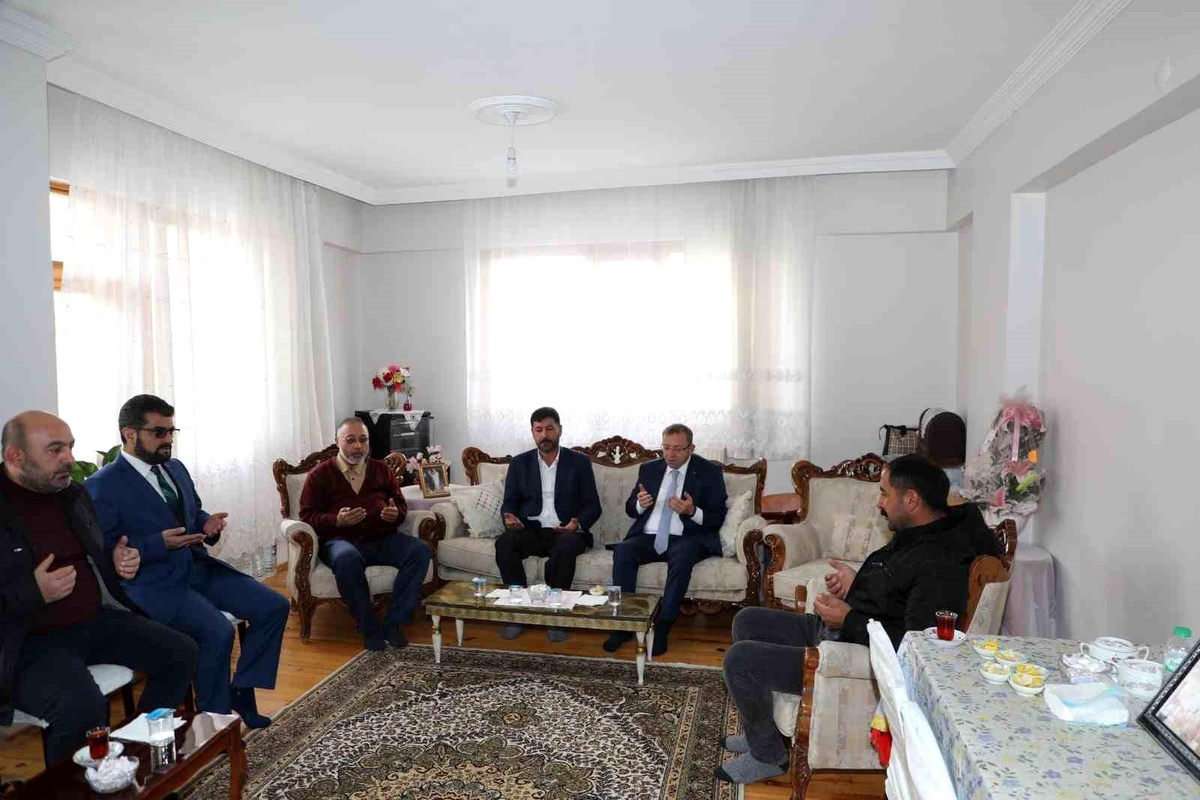 Kars Valisi Ziya Polat, Gazeteciler Cemiyeti Başkanı Ercüment Daşdelen\'in Ailesine Taziye Ziyaretinde Bulundu