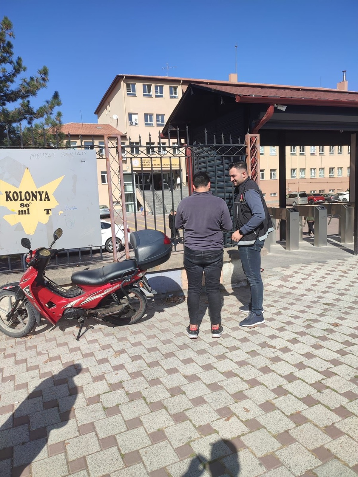 Kayseri\'de narkotik polisinden okul çevresinde uygulama