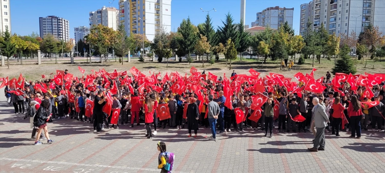 Kayseri\'de öğrenciler Cumhuriyet için yürüdü