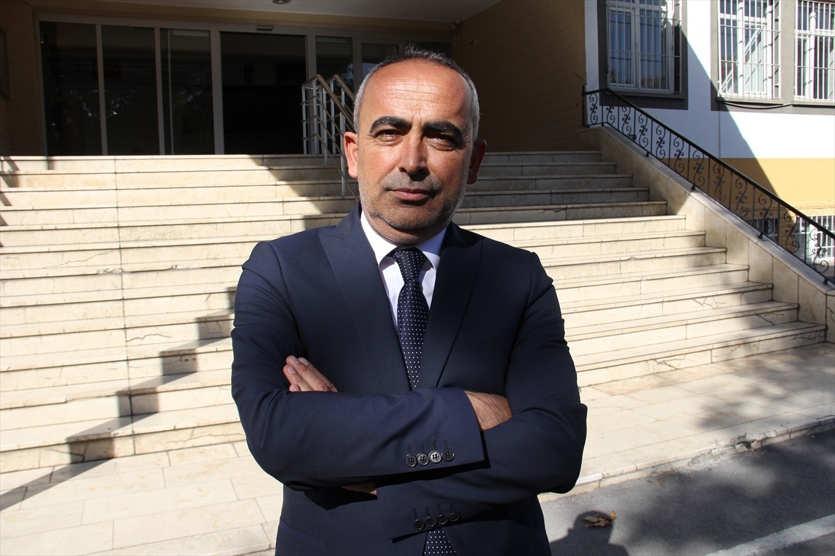 Kayseri\'de öğrenciler Türk bayrağı kareografisi yaptı