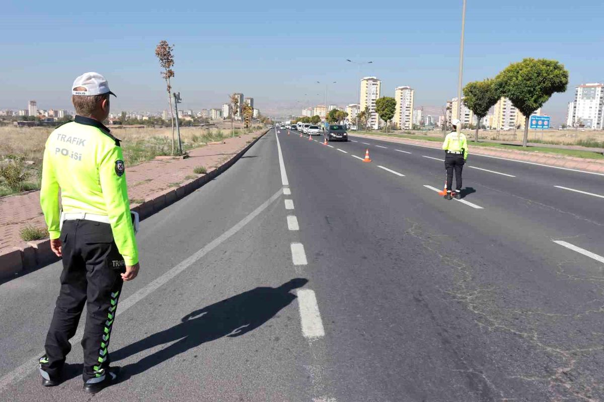 Kayseri\'de Trafik Polisleri Dron Destekli Denetim Yapıyor