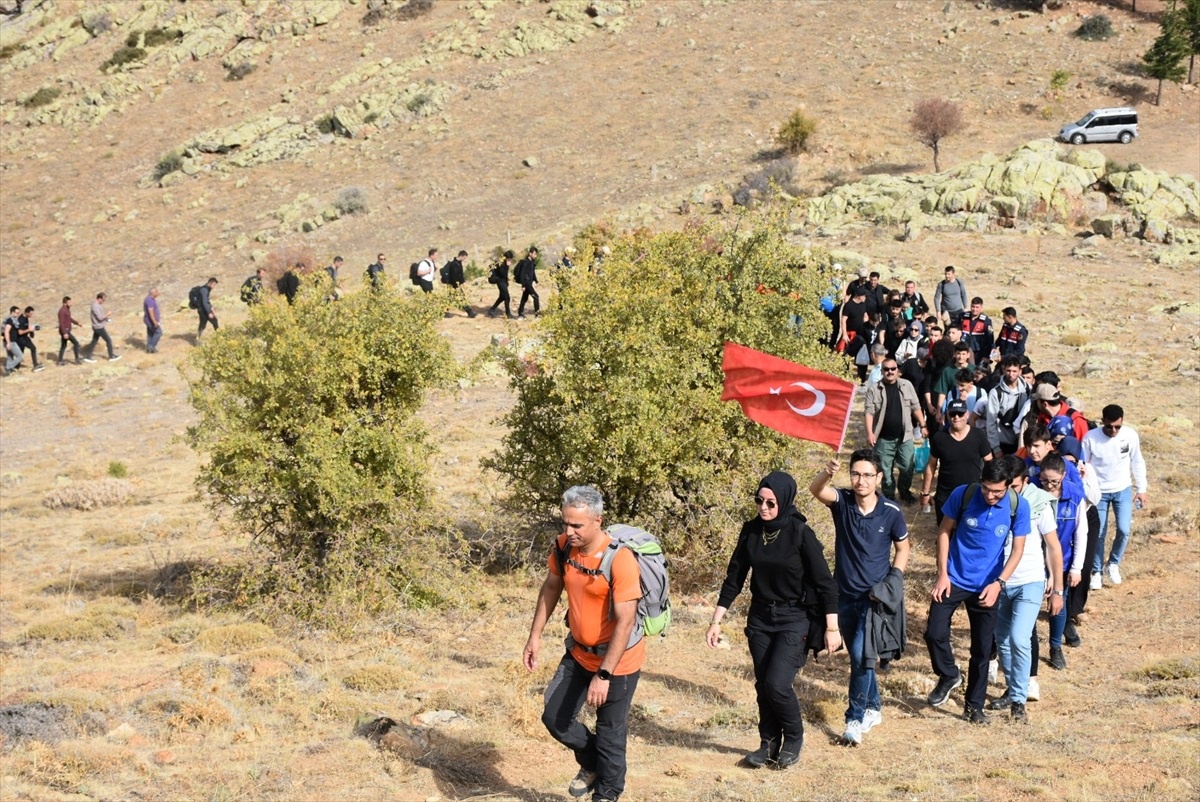 Kırşehir\'de 100 Gönüllüden Cumhuriyet Coşkusu