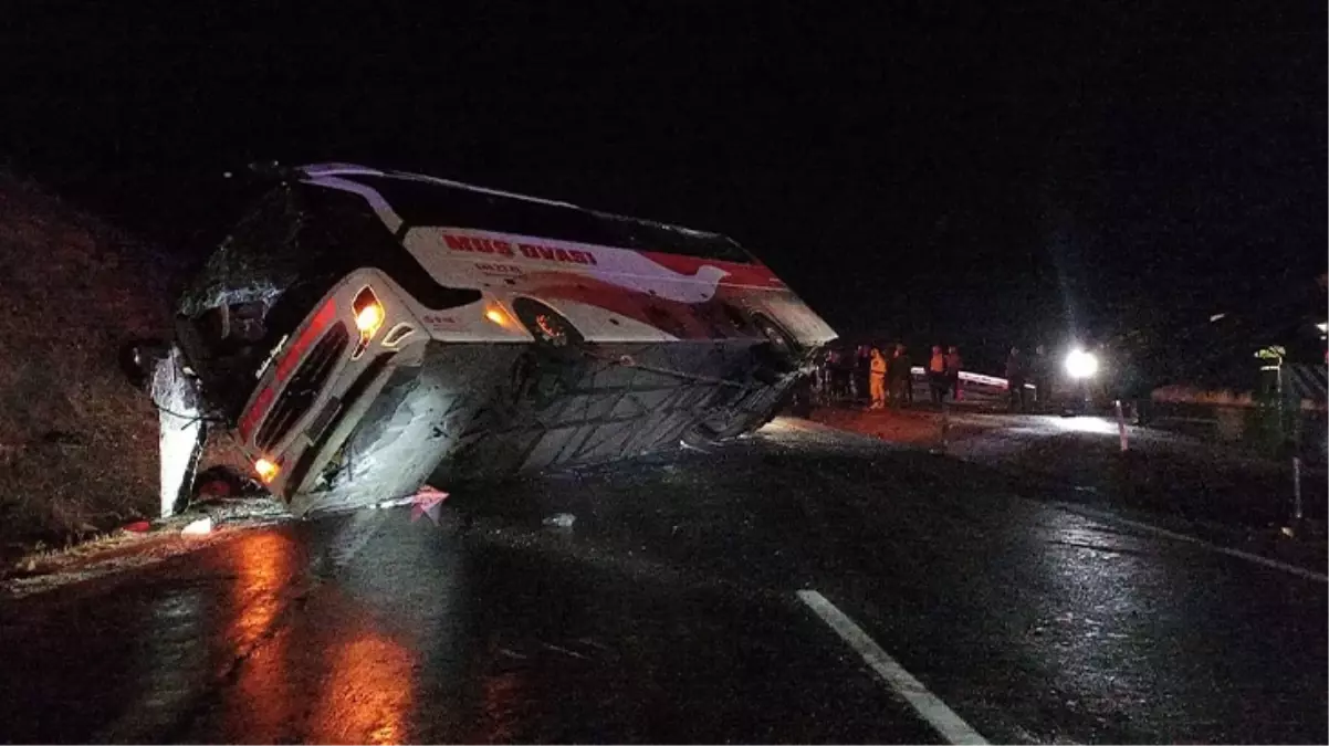 Yolcu otobüsü devrildi, ortalık savaş alanına döndü: 38 yaralı