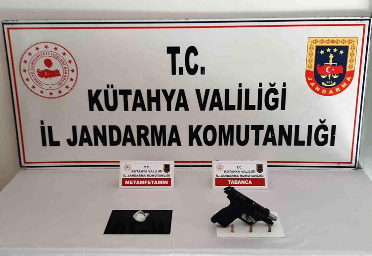 Kütahya\'da Jandarma ekiplerince yapılan üst aramalarında ruhsatsız tabanca ve metamfetamin ele geçirildi