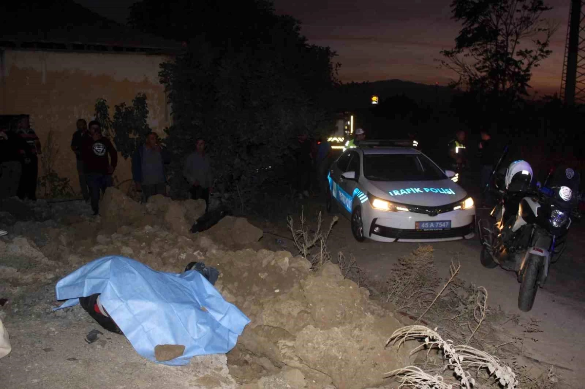 Salihli\'de kafa kafaya çarpışan araçlardan bir kişi hayatını kaybetti