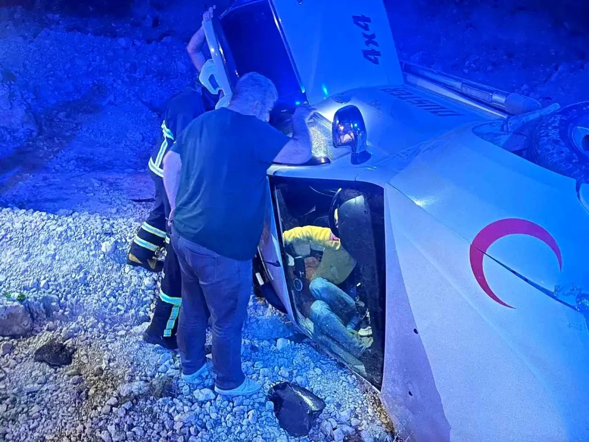 Mardin\'de sürücü köpeğe çarpmamak için ani manevra yaptı, cip devrildi