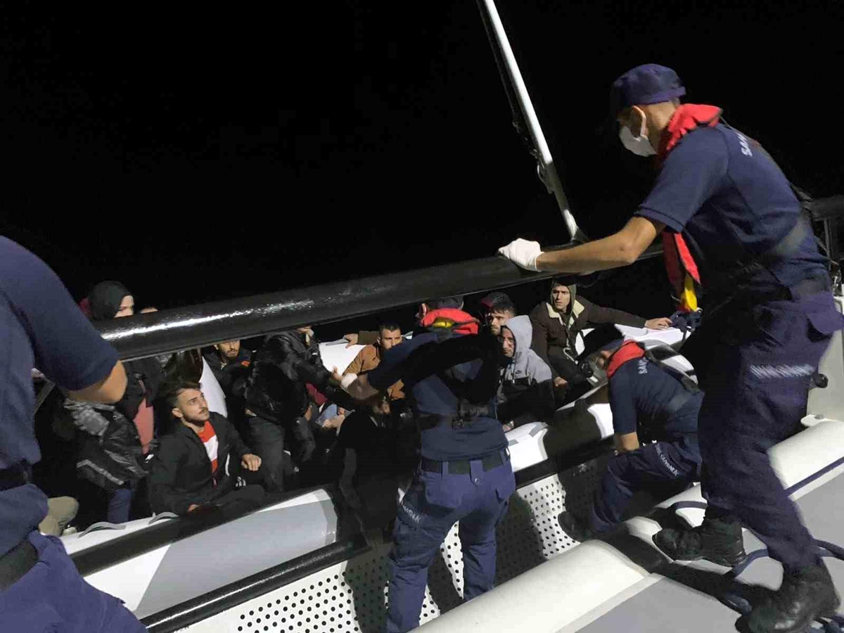 Marmaris Açıklarında Yunanistan Tarafından Geri İtildikten Sonra Kurtarılan 22 Düzensiz Göçmen