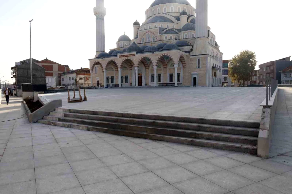 Kocaeli Büyükşehir Belediyesi Yeni Mehmet Ali Paşa Camisi\'ne modern meydan ve kapalı otopark inşa ediyor