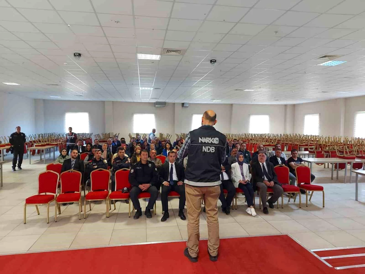 Kayseri\'de Narkotik Polisleri Tarafından Narko Rehber Projesi Kapsamında Eğitim Faaliyeti Düzenlendi