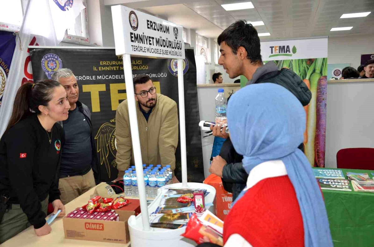 Erzurum\'da Terörle Mücadele Projesi Kapsamında Öğrencilere Bilgilendirme Etkinliği Düzenlendi