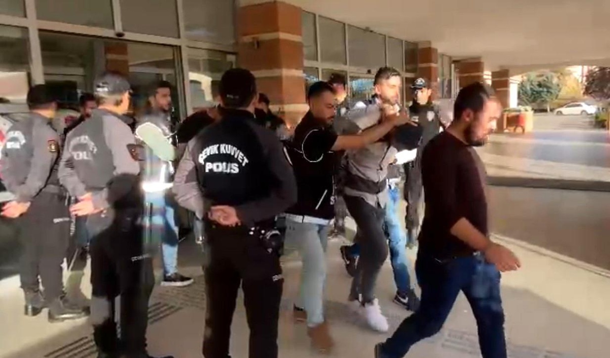 Kız arkadaşına aldığı pelüş oyuncak ayı içerisinde uyuşturucuyla yakalandı