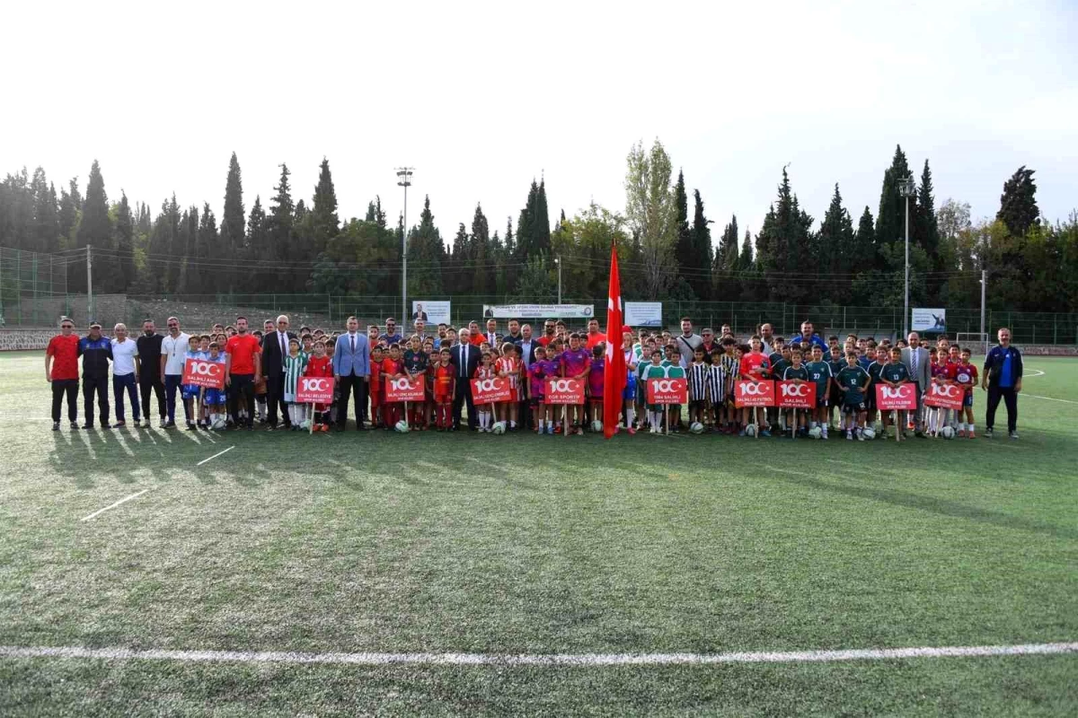 Salihli Belediyesi tarafından düzenlenen Cumhuriyet Kupası 100. Yıl Futbol Turnuvası başladı