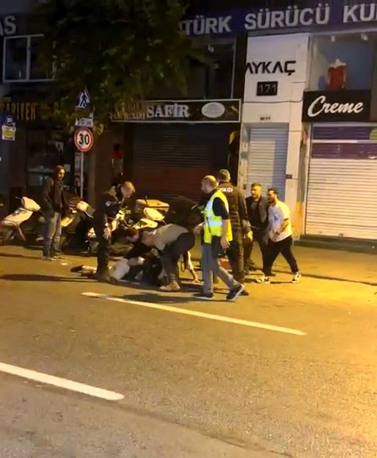 Şişli\'de Alkollü Grup Tartışması: 4 Kişi Gözaltına Alındı