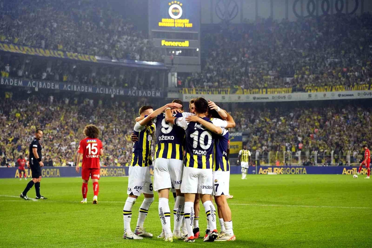 Fenerbahçe ve Galatasaray Süper Lig\'de liderliklerini sürdürdü