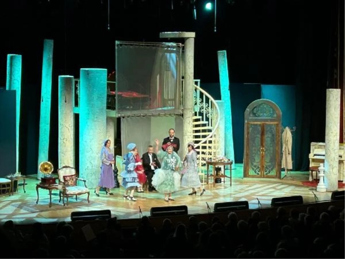 Tiyatrokare\'nin Ayşe Kulin\'in \'Veda\' adlı romanını sahneye taşıdığı oyun galası yapıldı