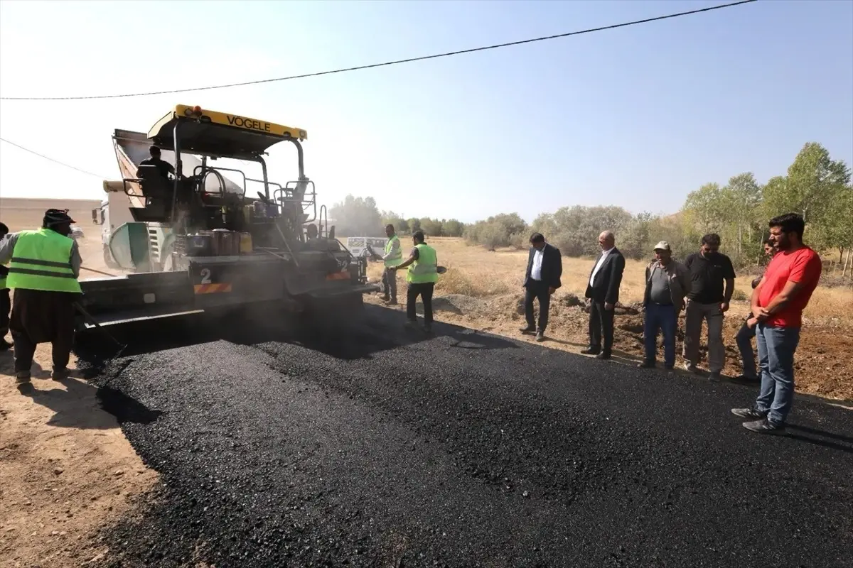 Tuşba Belediyesi, Cadde ve Sokaklarda Kilitli Parke Taşı Döşeme ve Asfaltlama Çalışmalarına Devam Ediyor