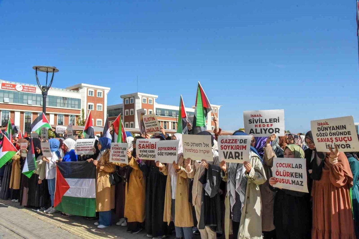 Bilecik Şeyh Edebali Üniversitesi Öğrencileri İsrail\'in Gazze Saldırılarını Protesto Etti