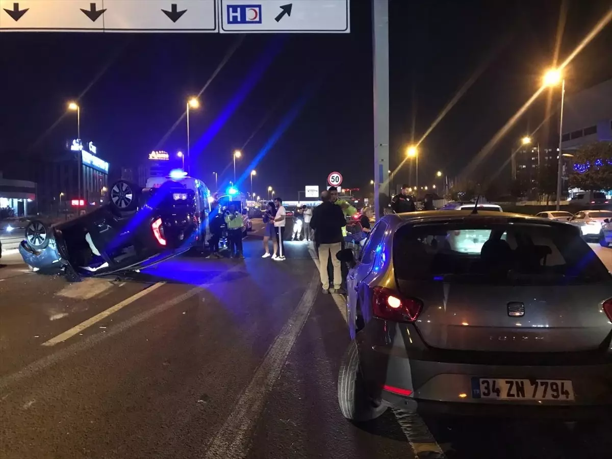 Zeytinburnu\'nda Emniyet Şeridindeki Araça Çarpma Sonucu 1 Kişi Yaralandı