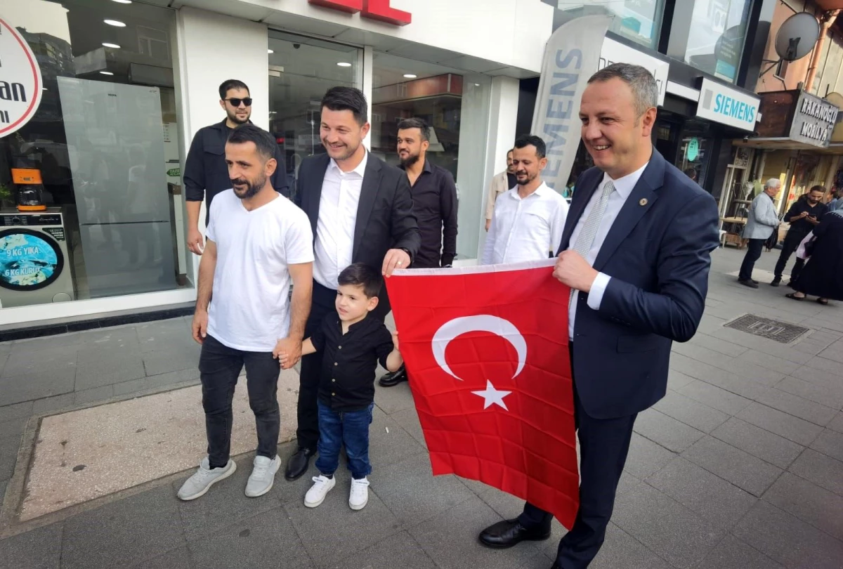 Zonguldak Belediye Başkanı Ömer Selim Alan, 29 Ekim Cumhuriyet Bayramı nedeniyle esnaflara bayrak dağıttı