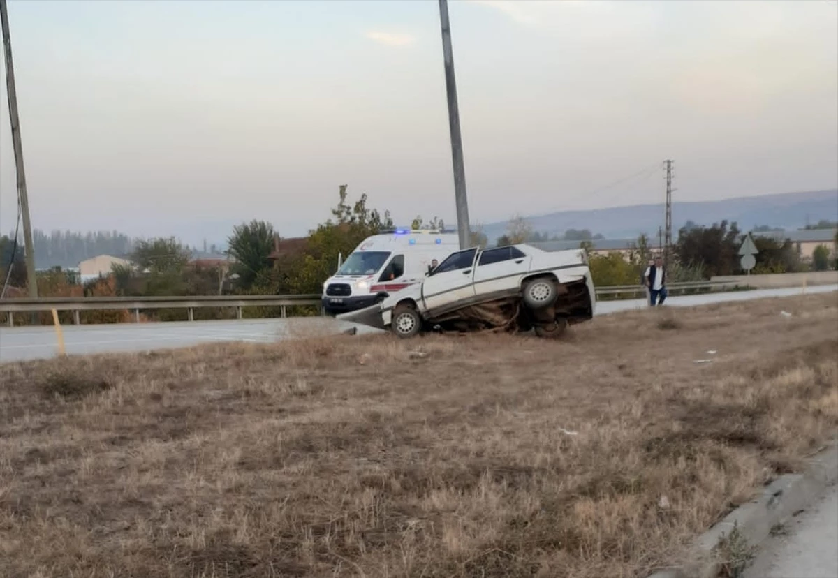Amasya\'da aydınlatma direğine çarpan otomobilin sürücüsü yaralandı