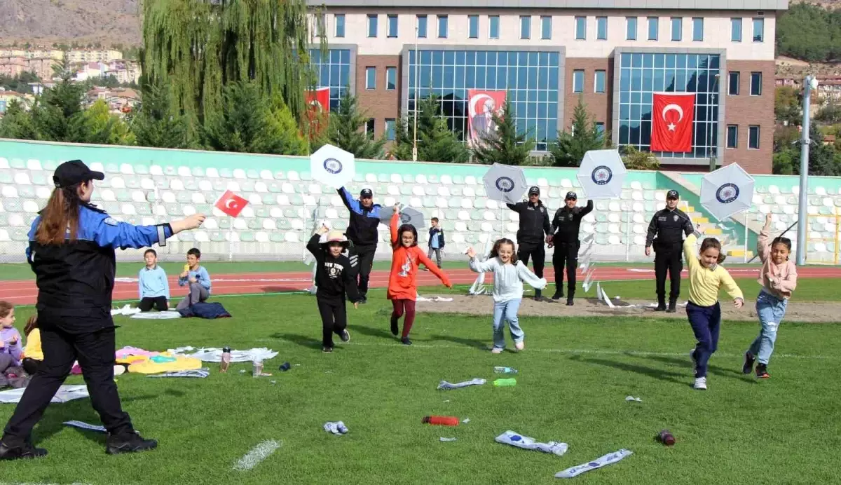 Amasya Emniyet Müdürlüğü, Cumhuriyet\'in 100. yılında 100 çocukla uçurtma şenliği düzenledi